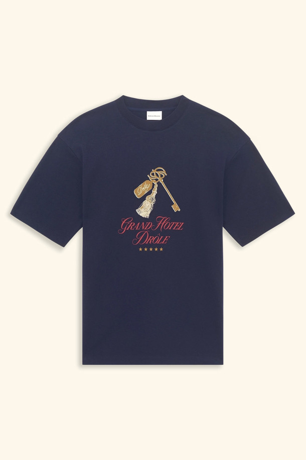 르 티셔츠 그랑 호텔 (르 티셔츠 그랑 호텔)은 일상, 데이트룩, 여행룩에 모두 잘 어울리는 캐주얼 스타일의 반소매 티셔츠입니다. 네이비 컬러에 그랜드 호텔 모티프 프린트가 돋보이며, 라운드넥과 리브드 넥라인으로 편안한 착용감을 선사합니다. 부드러운 촉감의 인터록 원단으로 제작되어 봄, 여름 시즌에 시원하게 즐길 수 있습니다. 240 GSM의 적당한 두께감으로 제작되어, 캐주얼, 미니멀, 클래식 스타일을 모두 소화할 수 있는 매력적인 아이템입니다. 면 소재로 제작되어 편안함과 스타일을 동시에 잡았습니다.