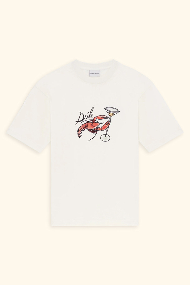 남녀 모두 착용 가능한 Le 티셔츠 호마르입니다. 오프화이트 컬러의 레귤러 핏 티셔츠로, 봄, 여름 시즌에 적합합니다. 두꺼운 헤비 저지 면 소재로 제작되었으며, 골지넥 라인과 반소매 디자인이 특징입니다. 스트릿, 캐주얼 스타일의 데이트룩, 카페룩에 매치하기 좋으며, 오마르(Homard) 모티프 자수와 로고 패턴으로 포인트를 더했습니다. 미니멀한 스타일을 선호하는 분들께 추천합니다.
