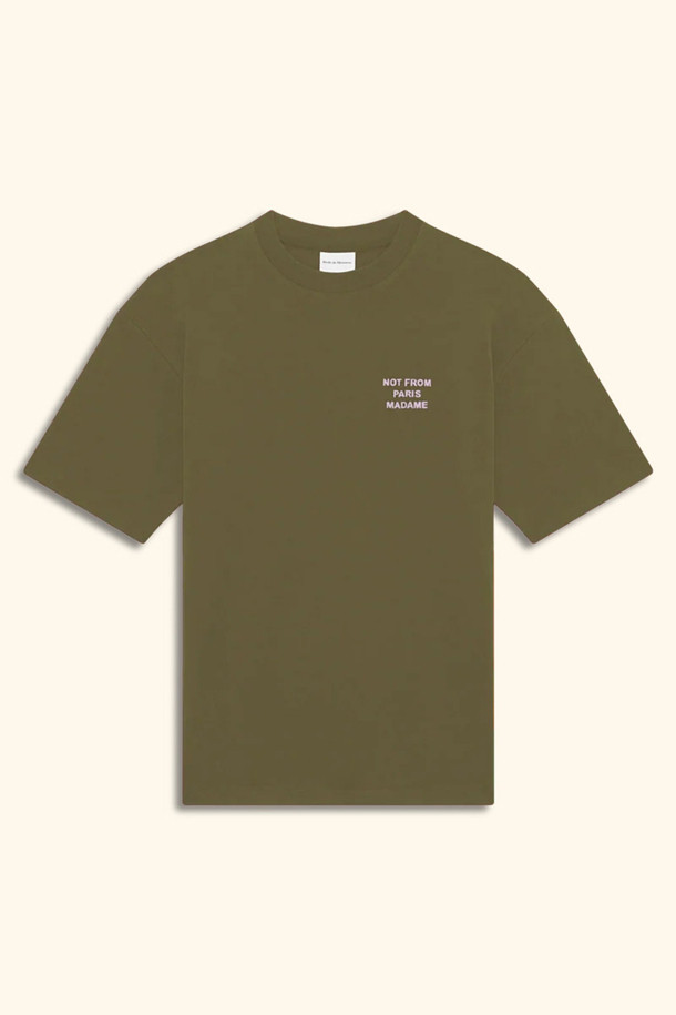 Le 티셔츠 슬로건은 캐주얼, 스트리트 스타일을 아우르는 크롭 기장의 반소매 티셔츠입니다. 봄, 여름 시즌에 적합하며, 카키와 올리브 두 가지 색상으로 만나볼 수 있습니다. 100% 코튼 인터록 소재로 제작되어 편안한 착용감을 선사하며, 라운드넥과 앞, 뒷면에 슬로건 프린트가 특징입니다. 동네 마실룩이나 여행룩 등 다양한 TPO에 맞춰 미니멀하게 연출할 수 있습니다. 골지 네크라인으로 마감하여 디자인의 완성도를 높였습니다.

