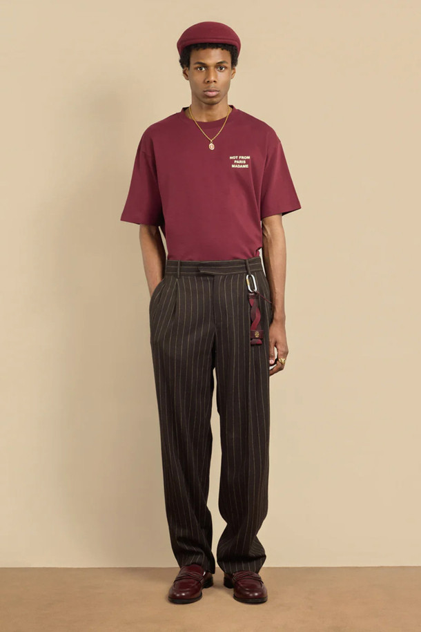 "Le 티셔츠 슬로건"은 일상복으로, 캐주얼, 스트리트, 미니멀 스타일을 즐기는 분들에게 적합합니다. 동네 마실룩이나 쇼핑룩에 편안하게 매치할 수 있습니다. 버건디 컬러의 라운드넥 반소매 티셔츠로, 100% 코튼 인터록 원단과 240 GSM 두께로 제작되어 부드러운 촉감을 선사합니다. 앞면과 뒷면에 슬로건 프린트가 돋보이며, 골지 네크라인 디테일로 포인트를 더했습니다.
