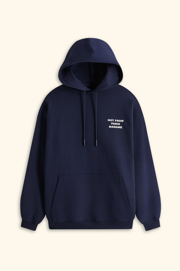 **르 후디 슬로건**은 부드러운 면 소재로 제작되어 편안한 착용감을 선사하는 후디입니다. 릴랙스 핏과 430GSM의 두꺼운 두께감으로 가을, 겨울철 따뜻하게 입을 수 있습니다. 네이비 컬러에 앞면 슬로건 프린트와 뒷면 자수 디테일이 돋보이며, 스트릿 및 캐주얼 스타일을 연출하기 좋습니다. 리브드 밑단과 소맷단 마감으로 활동성을 높였으며, 캠핑룩과 집콕룩 어디에도 잘 어울립니다.
