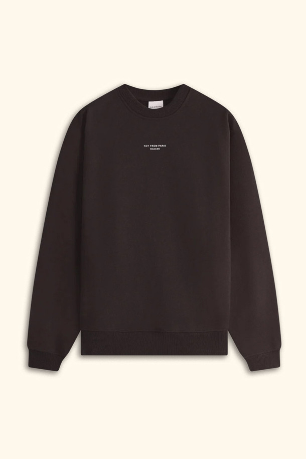 Le Sweatshirt Slogan Classique (르 스웻셔츠 슬로건 클래식)은 블랙 컬러의 공용 스웻셔츠입니다. 릴랙스 핏으로 편안하게 착용 가능하며, 두꺼운 프렌치 테리 면 소재로 제작되어 부드러운 촉감을 선사합니다. 라운드넥, 긴 소매, 골지 마감 밑단과 소맷단, 그리고 로고/프린트 패턴이 특징이며, 430GSM의 중량감 있는 디자인입니다. 캠핑룩, 집콕룩, 캐주얼, 스트리트, 미니멀 스타일을 모두 소화할 수 있는 활용도 높은 아이템입니다.
