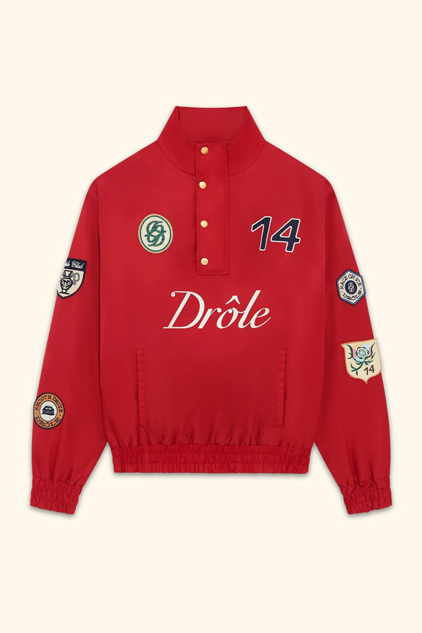 경주 재킷 (라 베스트 콩쿠르)는 일상과 여행, 산책 등 다양한 TPO에 활용하기 좋은 재킷입니다. 스포티하면서도 스트릿 무드를 연출하며, 전면에 '재미있는' 프린트와 레이싱 패치가 돋보이는 디자인입니다. 나일론 소재로 제작되어 봄, 가을에 착용하기 좋으며, 긴 소매와 레귤러핏으로 편안한 착용감을 선사합니다. 스탠드업 칼라와 히든 하프 지퍼, 4개의 음각 스냅 버튼, 밑단 및 소매 밴딩 처리로 디테일을 더했습니다. 레귤러 기장의 레드 컬러로, 개성 있는 스타일을 완성해보세요.