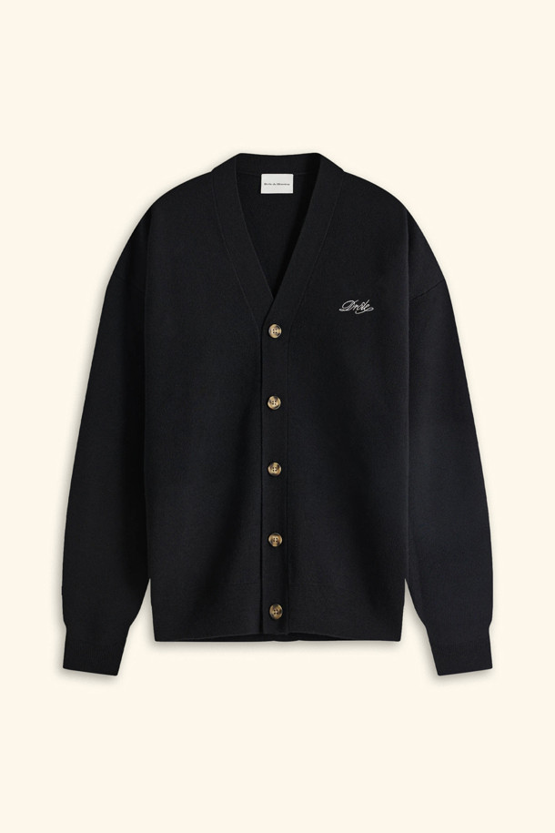 남성용 '르 카디건 우스꽝스러운'은 가을, 겨울 시즌에 어울리는 두꺼운 울 소재의 V넥 가디건입니다. 블랙 컬러에 릴랙스 핏으로 제작되어 편안한 착용감을 선사하며, 가슴 부분의 '우스꽝스러운' 자수 디테일이 돋보입니다. 일상, 출근룩, 모임룩 등 다양한 시간과 장소와 상황에 활용 가능한 캐주얼, 스트릿, 클래식 스타일의 아이템입니다. 5버튼 여밈과 리브드 트리밍으로 디자인의 완성도를 높였으며, 부드러운 촉감으로 포근하게 착용할 수 있습니다. 긴 소매 기장으로 보온성을 더했습니다.