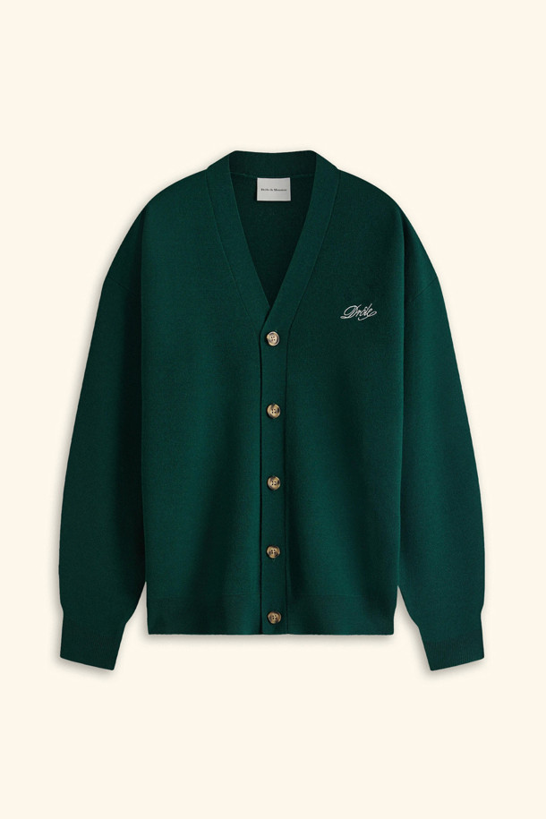 "재미있는 카디건" (르 카디건 드롤)은 부드러운 울 소재의 남녀 공용 가을/겨울용 니트 카디건입니다. 클래식하고 베이직한 스타일로, 짙은 그린 및 그린 컬러로 제공됩니다. 가슴 부분의 '재미있는' 자수 디테일이 돋보이며, 레귤러 핏과 V넥 디자인으로 제작되었습니다. 5버튼 여밈과 리브드 트리밍, 긴 소매가 특징이며, 데이트룩과 겨울 데일리룩에 활용하기 좋습니다.