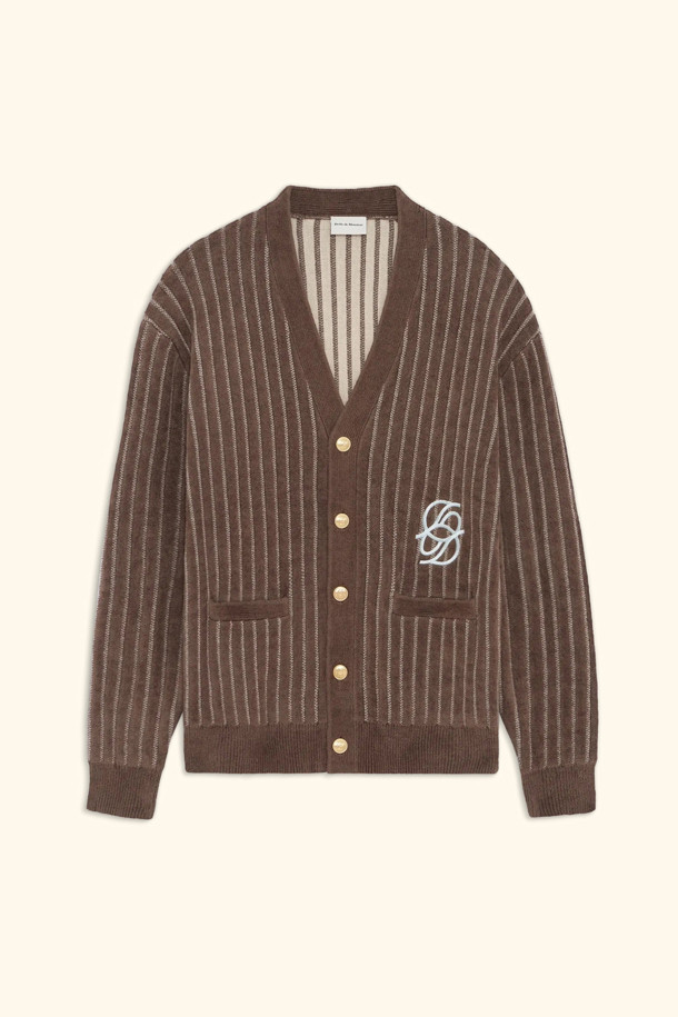 "르 카디건 모노그램"은 가을, 겨울 시즌에 어울리는 클래식 스타일의 상의입니다. 카키 색상의 레귤러 핏 브이넥 가디건으로, 비스코스, 나일론 혼방 소재로 제작되어 부드러운 촉감을 선사합니다. 낮은 암홀 라인과 대비 골지 트림, 5개의 전면 미러 'D' 버튼, 배색 미러 'D' 자수 디테일이 특징입니다. 데이트룩, 모임룩, 미니멀, 시크 스타일을 연출하기에 좋습니다. 긴 소매 기장으로 따뜻함을 더했습니다.
