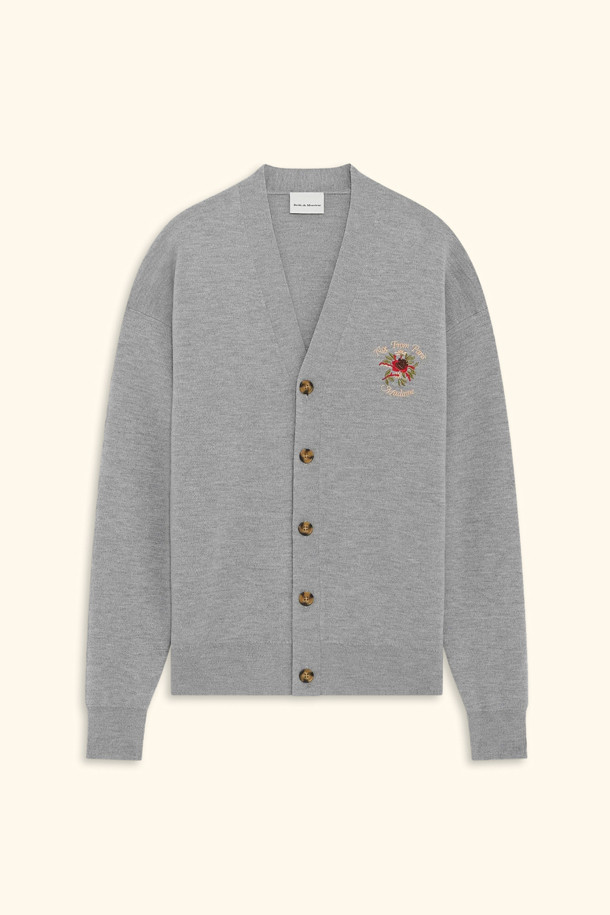 Le Cardigan Slogan Rose (르 카디건 슬로건 로즈)는 부드러운 메리노울 소재의 여성용 가을/겨울용 카디건입니다. 베이직하고 캐주얼한 스타일로, 레귤러 핏과 브이넥 디자인이 특징이며, 톤 다운된 그레이 컬러로 어떤 룩에도 쉽게 매치할 수 있습니다. 긴 소매 기장과 5개의 버튼, 골지 마감 디테일이 클래식하면서도 미니멀한 무드를 더합니다. 낮은 암홀 라인으로 편안한 착용감을 선사하며, 출근룩에 활용하기 좋습니다.
