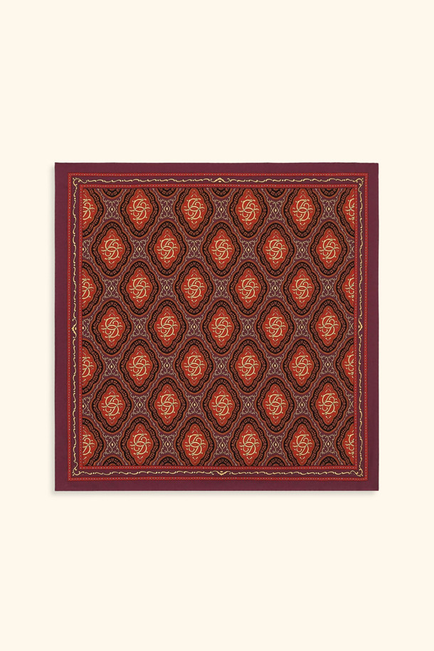 "르 푸아르 메다용"은 실크 소재로 제작된 여성 및 남성용 스카프/반다나입니다. 60cm x 60cm 크기로, 클래식하고 우아한 스타일을 연출하며, 버건디 컬러에 메다용 패턴이 특징입니다. 100% 실크 소재로 부드러운 촉감과 고급스러운 광택을 선사하며, 반다나 스타일로 다양한 연출이 가능합니다. 모임룩, 데이트룩, 출근룩 등 TPO에 구애받지 않고 클래식, 미니멀, 시크한 스타일을 완성할 수 있습니다.