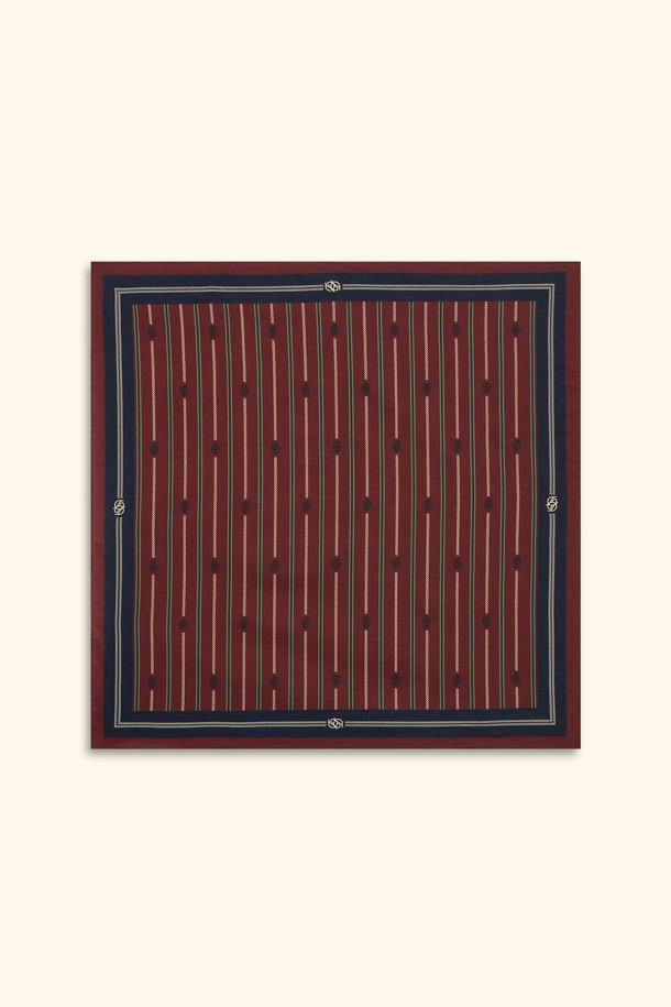 Le 폴라 Rayure Monogramme(르 폴라 레이어 몽노그램)은 면 소재로 제작된 공용 스카프입니다. 버건디와 네이비 두 가지 색상으로 제공되며, 60cm x 60cm 크기의 정사각형 형태로 제작되었습니다. 스트라이프와 모노그램 패턴이 조화롭게 디자인되어 클래식, 캐주얼, 미니멀 스타일을 연출하기 좋습니다. 봄, 여름, 가을 계절에 여행룩, 휴가룩, 봄 소풍룩 등 다양한 TPO에 활용할 수 있습니다. 프린트 디자인으로 포인트를 더해 일상에서도 멋스럽게 연출할 수 있습니다.
