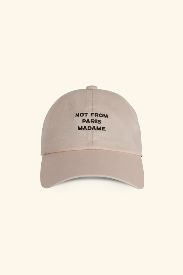 라 카스케트 슬로건 볼캡은 캐주얼, 미니멀, 클래식 스타일을 즐겨 입는 분들을 위한 모자입니다. 산책룩이나 봄 소풍룩에 잘 어울리며, 베이지 컬러의 면 소재로 제작되어 편안한 착용감을 선사합니다. 6패널 구조에 14cm 깊이, 21cm 챙 넓이로 안정적인 핏을 제공하며, NFPM 슬로건 자수와 드롤 로고, 금속 버클과 조절 스트랩 디테일로 포인트를 더했습니다. 로고 자수가 돋보이는 디자인으로, 데일리룩에 개성을 더할 수 있는 아이템입니다.