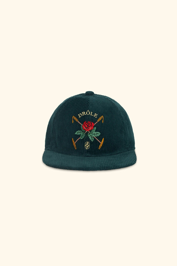 La Casquette Velours Drole Rose (라 카스케트 벨루어 드롤 로즈) 베이스볼 캡은 부드러운 면 소재로 제작되어 편안한 착용감을 선사합니다. 다크 그린 컬러에 자수 디테일이 더해져 캐주얼하면서도 미니멀한 스타일을 연출하며, 챙 넓이는 21cm입니다. 6패널 디자인과 플랫 바이저, 조절 가능한 스트랩, 'Tresse' 메탈 버클이 특징으로, 동네 마실룩, 산책룩, 여행룩에 활용하기 좋습니다. 클래식한 디자인으로 다양한 스타일에 매치하기 용이합니다.
