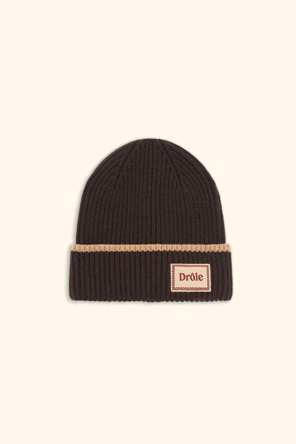 Le Bonnet Laine (르 보넷 랑)은 부드러운 메리노 울 소재로 제작된 공용 비니입니다. 가을, 겨울 시즌에 착용하기 좋으며, 레귤러 핏으로 편안한 착용감을 선사합니다. 브라운 컬러 바탕에 스트라이프 패턴이 은은하게 들어가 있으며, 배색 트림과 라벨 디테일로 포인트를 더했습니다. 미니멀, 클래식, 캐주얼 스타일 모두 소화 가능하며, 겨울 데일리룩, 산책룩, 동네 마실룩에 잘 어울립니다.
