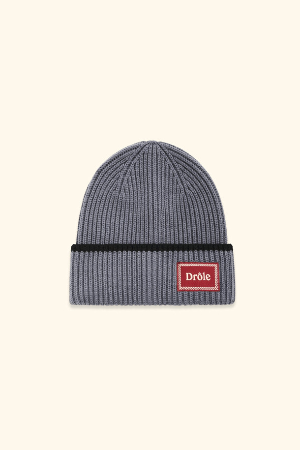 Le Bonnet Laine(르 보넷 론느)는 메리노 울 소재로 제작되어 부드러운 촉감을 자랑하는 비니입니다. 가을, 겨울 시즌에 착용하기 좋으며, 그레이 컬러와 스트라이프 패턴이 특징입니다. 레귤러 모자 깊이와 라벨 디자인 장식, 트림 부분 배색으로 포인트를 더했습니다. 미니멀, 클래식, 캐주얼 스타일을 즐겨 입는 분들께 겨울 데일리룩, 산책룩, 동네 마실룩에 매치하기 좋은 아이템입니다.
