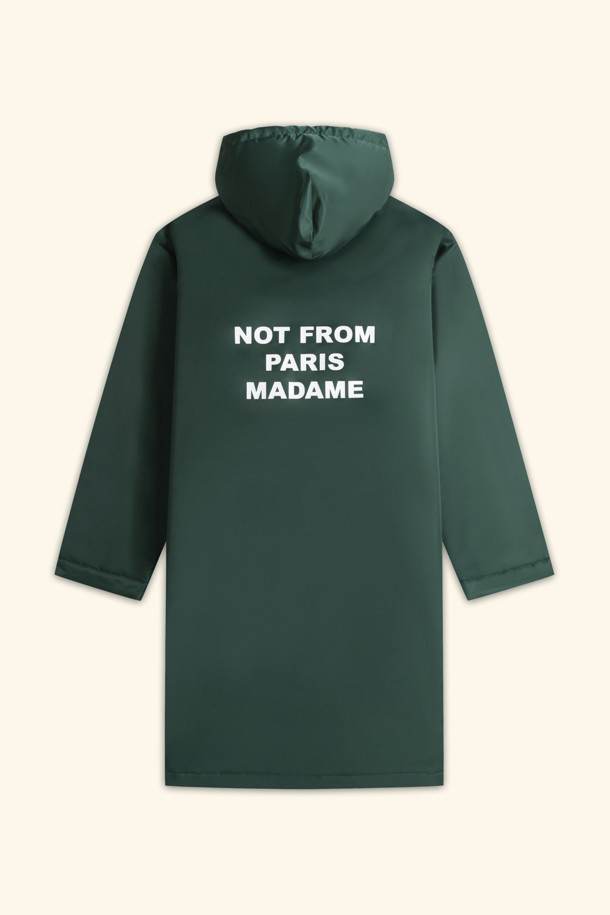 La Parka (라 파르카) 슬로건 파카는 캐주얼, 스트리트, 고프코어 스타일을 아우르는 남녀 공용 아우터입니다. 가을, 겨울 시즌에 적합하며, 롱 기장의 그린 컬러 후드 파카로 일상, 여행, 캠핑 등 다양한 TPO에 활용할 수 있습니다. 테크니컬 원단과 두꺼운 두께감으로 보온성을 높였으며, 플리스 안감과 생활 방수 기능이 더해져 실용적입니다. 전면 스냅 클로저, 로고 각인 스냅 버튼, 패치 포켓 2개 등의 디테일이 돋보이며, 레귤러핏 디자인으로 편안한 착용감을 제공합니다.
