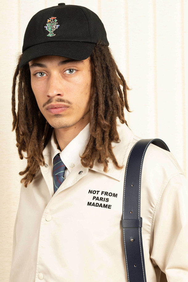 La Veste Slogan(라 베스트 슬로건)은 봄, 가을에 어울리는 공용 코치 재킷입니다. 클래식과 캐주얼 스타일을 아우르며, 미니멀한 룩을 연출하기 좋습니다. 방수 기능이 있는 얇은 두께의 나일론 소재로 제작되었으며, 레귤러 핏으로 편안하게 착용할 수 있습니다. 화이트, 아이보리 두 가지 색상으로 출시되었으며, 슬로건 프린트와 로고 각인 스냅 버튼이 특징입니다. 일상복은 물론 봄 소풍룩, 캠핑룩 등 다양한 TPO에 활용 가능합니다.
