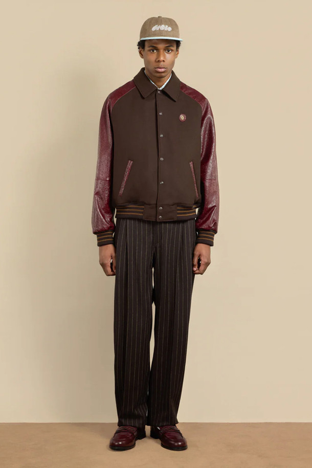 La Veste 테디 울 & 가죽 자켓은 가을과 겨울, 일상에서 클래식하고 스포티한 스타일을 연출하기에 적합한 남성용 바시티 재킷입니다. 브라운과 버건디 두 가지 색상으로 제공되며, 부드러운 촉감의 양가죽 래글런 소매와 울 소재의 조화가 돋보입니다. 셔츠 칼라, 가슴 D 미러 가죽 패치, 래글런 포켓 2개, 투톤 립 트리밍 등의 디테일이 고급스러움을 더합니다. 레귤러핏으로 제작되어 데이트룩, 모임룩, 출근룩 등 다양한 TPO에 활용 가능합니다. 두꺼운 두께감으로 보온성을 높여 겨울철에도 따뜻하게 착용할 수 있습니다.
