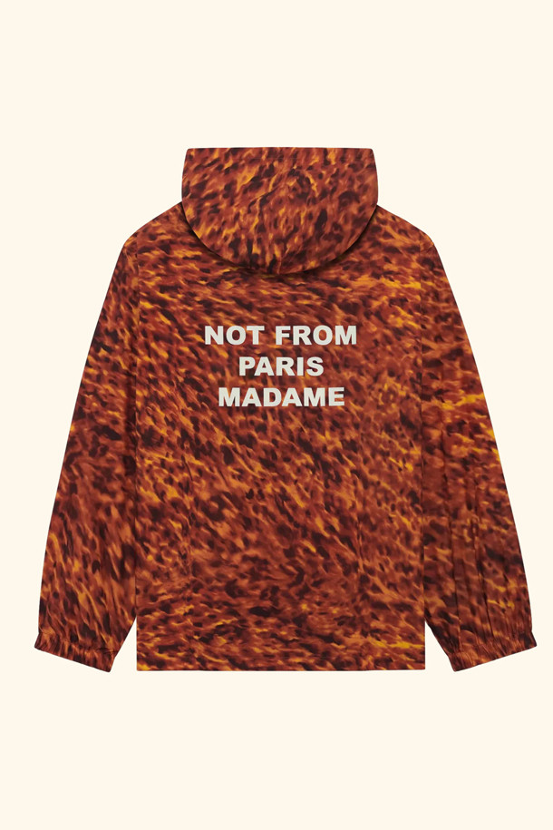 La Veste Capuche Slogan (라 베스트 카푸슈 슬로건)은 남성용 후드 재킷으로, 봄, 가을에 착용하기 좋은 얇은 두께의 제품입니다. 브라운 컬러에 스트릿과 캐주얼 스타일을 더했으며, 릴랙스핏으로 편안한 착용감을 제공합니다. 폴리에스테르 소재로 제작되었으며, 지퍼 여밈 방식과 긴 소매 기장이 특징입니다. 가슴과 등판에 슬로건 프린트가 돋보이며, 경량 설계와 지퍼 포켓, 내부 스트링, 스토퍼 등의 디테일이 돋보입니다. 일상복으로 활용하기 좋은 캐주얼한 디자인의 후드 자켓입니다.
