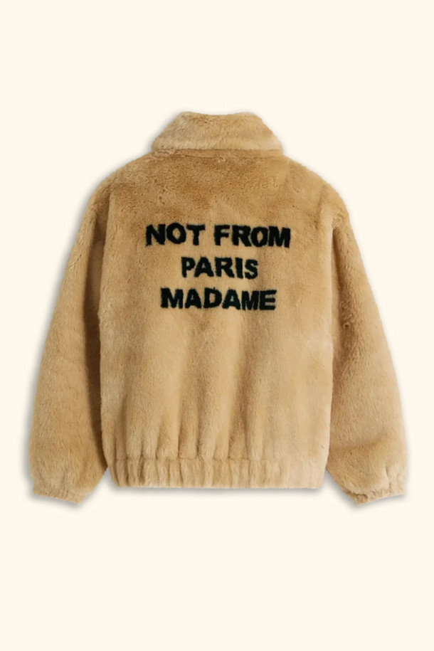 La Fausse Fourrure(라 포스 퍼) 슬로건 자켓은 여성들을 위한 캐주얼, 스트릿 스타일의 페이크 퍼 자켓입니다. 가을, 겨울 시즌에 어울리는 두꺼운 두께감과 부드러운 촉감이 특징이며, 베이지 컬러의 무지 디자인으로 어떤 룩에도 쉽게 매치할 수 있습니다. 크롭 기장에 지퍼 여밈 방식으로 디자인되었으며, 루즈핏으로 편안한 착용감을 선사합니다. 밴딩 밑단, 사이드 포켓, 뒷면 자카드 슬로건, 브랜디드 지퍼 디테일이 돋보이며, 모임룩 및 연말 모임룩에 활용하기 좋습니다.
