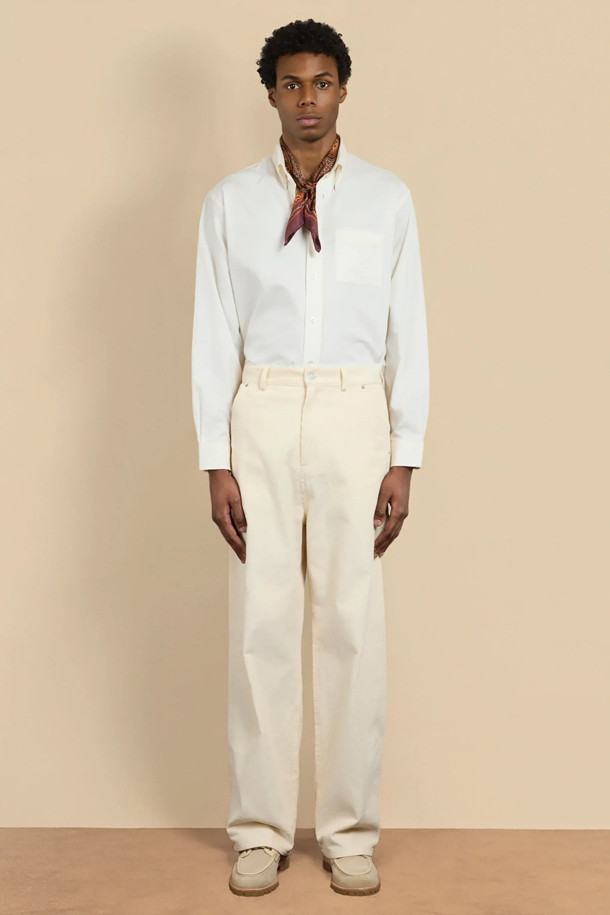 Le Pantalon Baggy Velours (르 팡따롱 배기 벨루어)는 스트릿 무드를 연출하는 코듀로이 배기핏 팬츠입니다. 크림 컬러의 무지 디자인으로, 5포켓과 카펜터 디테일, 레이스 트레스 인서트, 앞 포켓 각인 리벳으로 포인트를 더했습니다. 오버핏으로 편안한 착용감을 선사하며, 앞면에는 각인 데님 버튼 여밈, 뒷면에는 가죽 패치가 돋보입니다. 코듀로이와 코튼 소재로 제작되어 워크웨어와 캐주얼 스타일에도 활용하기 좋습니다.
