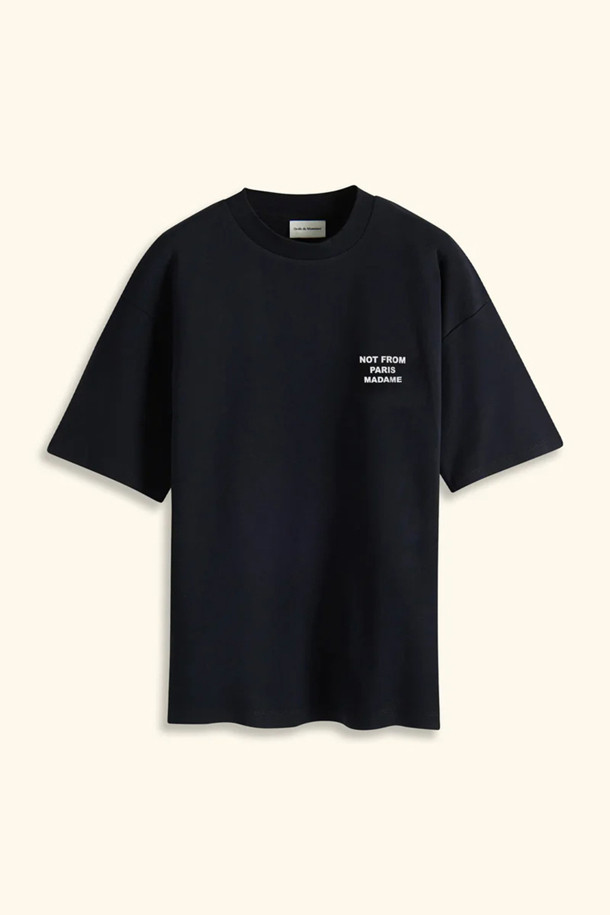 Le(르) 티셔츠 슬로건은 베이직하고 캐주얼한 스타일을 추구하는 분들을 위한 크롭 기장의 블랙 티셔츠입니다. 면 소재의 부드러운 촉감과 라운드넥 디자인으로 편안한 착용감을 선사하며, 봄, 여름 시즌에 활용하기 좋습니다. 슬로건 프린트가 돋보이는 디자인으로, 캠핑룩이나 봄 소풍룩에 포인트를 더할 수 있습니다. 240GSM의 인터록 원단을 사용하여 내구성을 높였으며, 리브드 넥라인으로 깔끔하게 마감했습니다. 레귤러핏으로 제작되어 다양한 체형에 자연스럽게 어울립니다.
