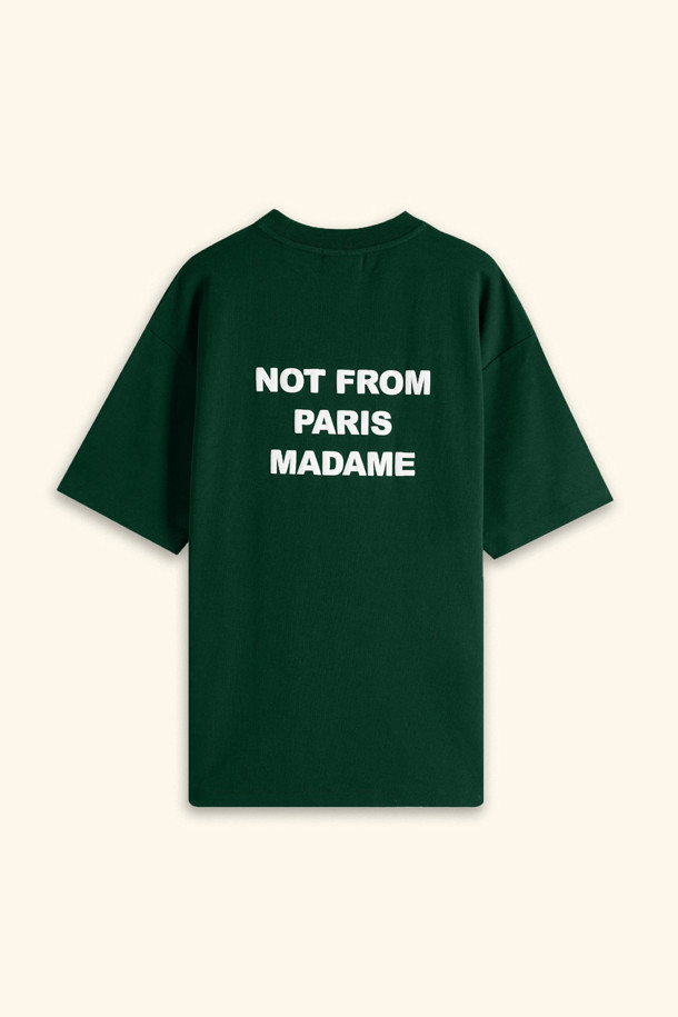 Le 티셔츠 슬로건은 남녀 모두 착용 가능한 캐주얼 스타일의 면 티셔츠입니다. 240GSM의 두꺼운 인터록 원단을 사용하여 봄, 여름에 편안하게 착용할 수 있으며, 레귤러 핏과 라운드넥 디자인으로 제작되었습니다. 그린 컬러 바탕에 앞뒤 슬로건 프린팅으로 포인트를 더했으며, 반소매와 리브드 넥라인으로 깔끔한 마무리를 선사합니다. 베이직하면서도 미니멀한 스타일로 일상에서 폭넓게 활용하기 좋습니다.
