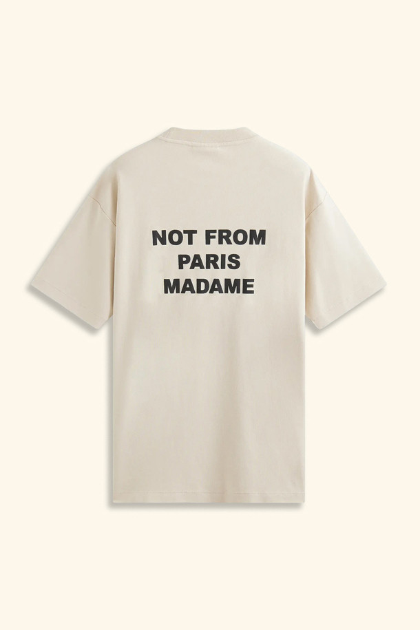 "Le 티셔츠 슬로건"은 미니멀하고 베이직한 스타일을 추구하는 분들을 위한 반소매 티셔츠입니다. 부드러운 촉감의 면 소재에 얇은 두께감으로 봄, 여름철 산뜻하게 착용하기 좋습니다. 라운드넥 디자인과 레귤러핏으로 편안한 착용감을 선사하며, 슬로건 프린트가 포인트로 더해져 캐주얼하면서도 클래식한 무드를 연출합니다. 아이보리, 화이트 두 가지 색상으로 제공되며, 산책룩이나 봄 소풍룩에 매치하기 좋습니다. 240GSM 인터록 원단을 사용하여 내구성을 높였으며, 리브드 넥라인으로 깔끔한 마무리를 더했습니다.
