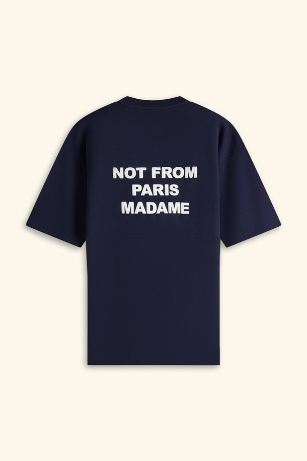 네이비 컬러의 Le T-Shirt Slogan 티셔츠입니다. 남녀 공용으로, 봄, 여름에 캐주얼하고 베이직한 스타일을 연출하기 좋습니다. 레귤러 핏에 라운드넥 디자인으로 편안하게 착용할 수 있으며, 부드러운 촉감의 면 소재를 사용하여 뛰어난 착용감을 선사합니다. 인터록 원단을 사용하고, 앞뒤 슬로건 프린트와 리브드 넥라인으로 포인트를 더했습니다. 일상에서 미니멀하고 클래식한 무드를 즐겨보세요.
