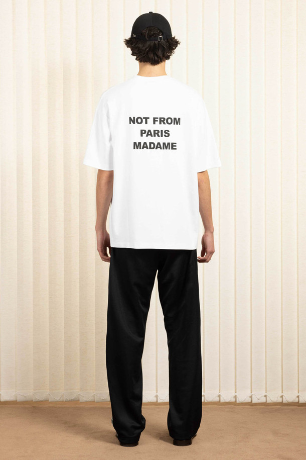 Le 티셔츠 슬로건은 베이직하고 캐주얼한 스타일의 공용 티셔츠입니다. 부드러운 면 소재로 제작되어 봄, 여름철 편안하게 착용하기 좋으며, 라운드넥과 반소매 기장으로 디자인되었습니다. 로고 또는 프린트 무늬가 특징이며, 슬로건 프린트로 포인트를 더했습니다. 레귤러 핏으로 제작되었으며, 인터록 원단과 리브드 넥라인으로 마감하여 높은 퀄리티를 자랑합니다. 산책룩, 집콕룩 등 다양한 TPO에 활용 가능합니다.
