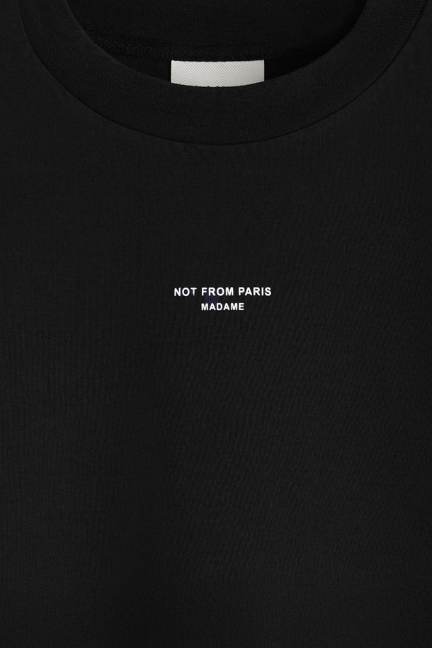 Le 티셔츠 Slogan Classique는 남녀 모두 착용 가능한 공용 티셔츠입니다. 클래식과 스트리트 스타일을 아우르는 디자인으로, 일상복으로 활용하기 좋습니다. 블랙 컬러에 앞뒤 슬로건 프린트가 돋보이며, 240GSM 인터록 원단을 사용하여 제작되었습니다. 레귤러핏 라운드넥 반소매 티셔츠로, 리브드 넥라인 마감으로 편안한 착용감을 선사합니다. 봄, 여름 시즌에 적합하며, 캐주얼한 스타일을 연출하기 좋습니다.
