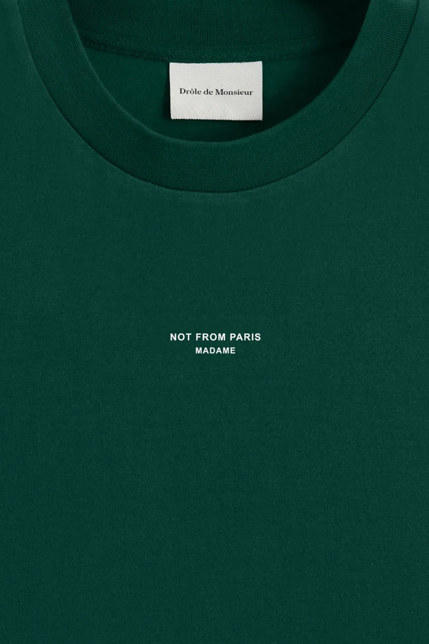 Le 티셔츠 슬로건 클래식은 캐주얼하고 미니멀한 스타일을 추구하는 분들을 위한 반소매 크롭 티셔츠입니다. 봄, 여름 시즌에 어울리는 이 티셔츠는 면 소재로 제작되어 편안한 착용감을 선사합니다. 라운드넥 디자인과 슬로건 무늬가 특징이며, 동네 마실룩이나 봄 소풍룩에 매치하기 좋습니다. 리브드 넥라인과 인터록 원단으로 마감하여 퀄리티를 높였습니다. 그린 컬러의 레귤러핏 티셔츠로, 베이직하면서도 개성 있는 스타일을 연출해보세요.
