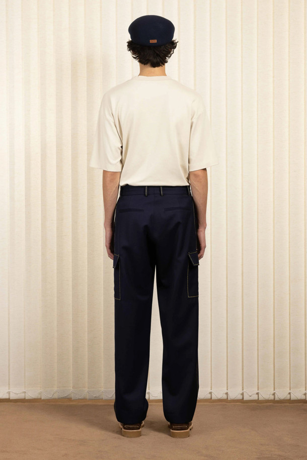 Le 티셔츠 슬로건 클래식은 면 100% 소재의 라운드넥 반소매 티셔츠입니다. 봄, 여름 시즌에 어울리는 데일리 아이템으로, 인터록 원단을 사용하여 부드러운 촉감을 선사합니다. 앞, 뒤 슬로건 프린트와 리브드 넥라인 디테일이 돋보이며, 240GSM으로 제작되어 탄탄한 내구성을 자랑합니다. 동네 마실룩, 여행룩, 캐주얼 스타일은 물론 클래식, 스트리트 무드까지 소화 가능한 활용도 높은 티셔츠입니다. 화이트 컬러의 기본 디자인으로 어떤 하의와도 쉽게 매치할 수 있습니다.
