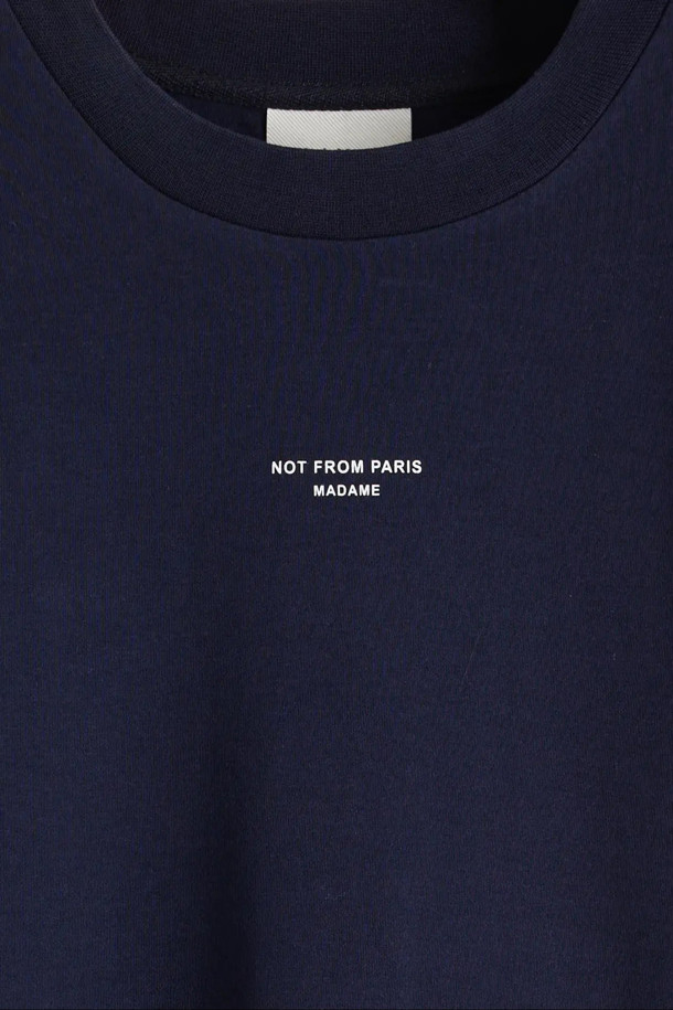 Le T-Shirt Slogan Classique (르 티셔츠 슬로건 클래시크)는 남녀 모두 착용 가능한 네이비 컬러의 티셔츠입니다. 봄, 여름 계절에 어울리는 레귤러 핏 반소매 티셔츠로, 스트릿, 캐주얼 스타일을 연출하기 좋습니다. 면 소재의 인터록 원단으로 제작되었으며, 240GSM 두께감과 슬로건 프린트가 특징입니다. 라운드넥과 리브드 넥라인 디자인으로, 데이트룩이나 카페룩 등 다양한 TPO에 활용할 수 있습니다. 캐주얼, 스트리트, 미니멀 스타일을 선호하는 분들께 추천합니다.
