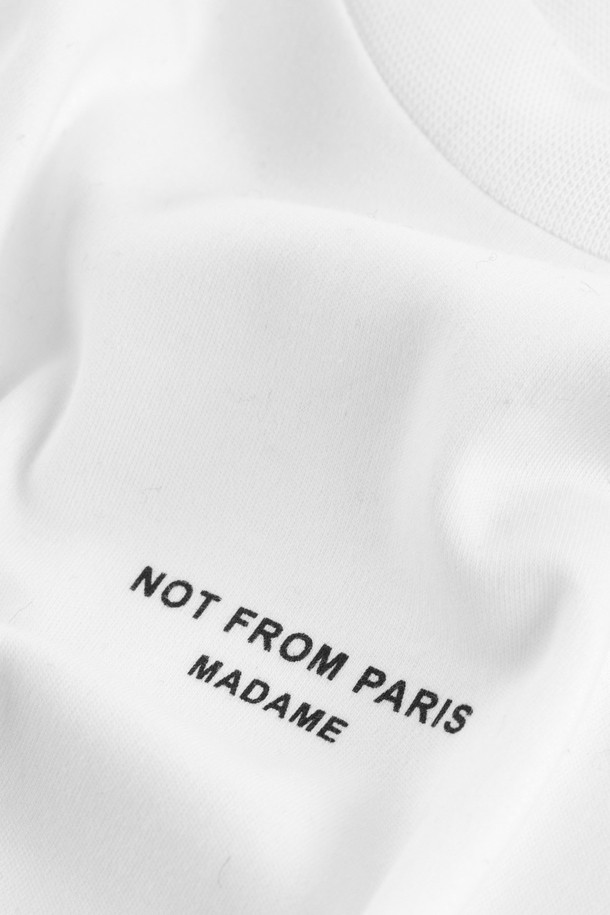 Le 티셔츠 슬로건 클래식은 면 소재의 반소매 티셔츠로, 봄, 여름에 착용하기 좋습니다. 리브드넥 디자인에 클래식하고 스트릿한 무드를 더했으며, 로고 또는 프린트 패턴이 특징입니다. 240GSM의 인터록 원단을 사용하여 제작되었으며, 동네 마실룩이나 봄 소풍룩에 잘 어울립니다. 미니멀하면서도 개성 있는 스타일을 연출하고 싶은 분들께 추천합니다. 화이트 색상으로, 어떤 하의에도 쉽게 매치할 수 있습니다.
