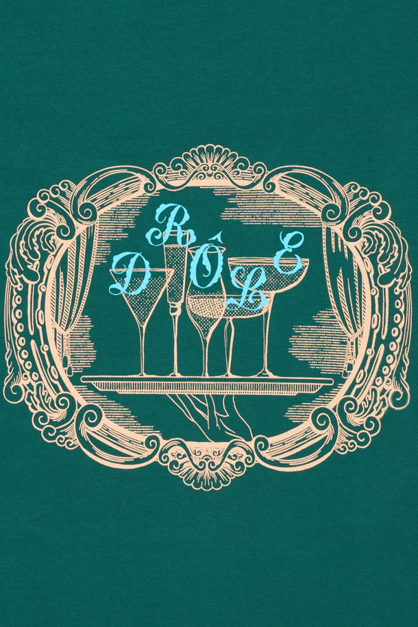 Le 티셔츠 Plateau는 캐주얼한 스타일의 디자인으로, 일상생활에서 편안하게 착용할 수 있는 티셔츠입니다. 봄, 여름 계절에 어울리도록 제작되었으며, 그린 컬러의 면 소재로 제작되었습니다. 라운드넥과 반소매 디자인으로 제작되었으며, 인터록 원단과 리브드 넥라인으로 마감하여 착용감과 내구성을 높였습니다. 동네 마실룩이나 산책룩으로 미니멀하고 클래식한 스타일을 연출하기에 좋습니다. 로고 또는 프린트 무늬가 특징입니다.
