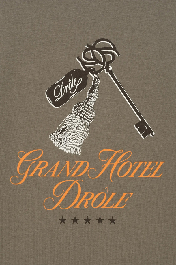 "르 티셔츠 그랑 호텔"은 부드러운 면 소재로 제작되어 편안한 착용감을 선사하는 반소매 티셔츠입니다. 카키, 올리브 두 가지 색상으로 출시되었으며, 그랑 호텔 모티프 프린트와 리브드 넥 라인이 특징입니다. 240 GSM의 적절한 두께감으로 봄, 여름 시즌에 일상복으로 활용하기 좋으며, 캐주얼, 미니멀, 클래식 스타일을 즐기는 분들께 추천합니다. 동네 마실룩이나 여행룩으로도 손색없는 디자인입니다. 라운드 넥으로 디자인되어 편안하게 착용할 수 있습니다.
