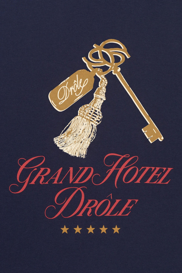 르 티셔츠 그랑 호텔 (르 티셔츠 그랑 호텔)은 일상, 데이트룩, 여행룩에 모두 잘 어울리는 캐주얼 스타일의 반소매 티셔츠입니다. 네이비 컬러에 그랜드 호텔 모티프 프린트가 돋보이며, 라운드넥과 리브드 넥라인으로 편안한 착용감을 선사합니다. 부드러운 촉감의 인터록 원단으로 제작되어 봄, 여름 시즌에 시원하게 즐길 수 있습니다. 240 GSM의 적당한 두께감으로 제작되어, 캐주얼, 미니멀, 클래식 스타일을 모두 소화할 수 있는 매력적인 아이템입니다. 면 소재로 제작되어 편안함과 스타일을 동시에 잡았습니다.