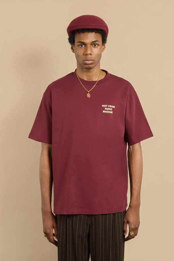 "Le 티셔츠 슬로건"은 일상복으로, 캐주얼, 스트리트, 미니멀 스타일을 즐기는 분들에게 적합합니다. 동네 마실룩이나 쇼핑룩에 편안하게 매치할 수 있습니다. 버건디 컬러의 라운드넥 반소매 티셔츠로, 100% 코튼 인터록 원단과 240 GSM 두께로 제작되어 부드러운 촉감을 선사합니다. 앞면과 뒷면에 슬로건 프린트가 돋보이며, 골지 네크라인 디테일로 포인트를 더했습니다.
