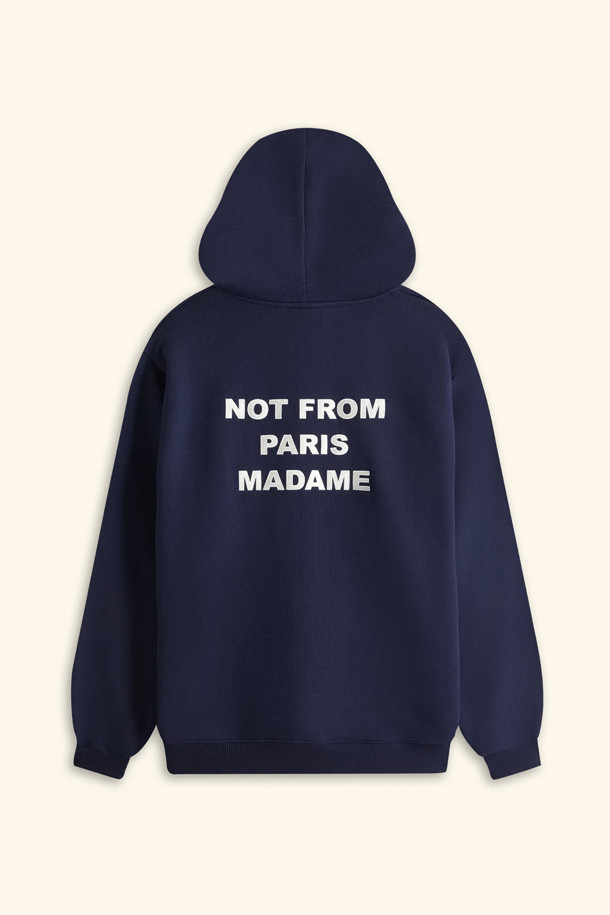 **르 후디 슬로건**은 부드러운 면 소재로 제작되어 편안한 착용감을 선사하는 후디입니다. 릴랙스 핏과 430GSM의 두꺼운 두께감으로 가을, 겨울철 따뜻하게 입을 수 있습니다. 네이비 컬러에 앞면 슬로건 프린트와 뒷면 자수 디테일이 돋보이며, 스트릿 및 캐주얼 스타일을 연출하기 좋습니다. 리브드 밑단과 소맷단 마감으로 활동성을 높였으며, 캠핑룩과 집콕룩 어디에도 잘 어울립니다.
