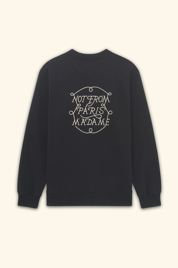 '르 스웻셔츠 슬로건 뜨헤스'는 부드러운 면 소재에 430GSM의 두꺼운 두께감으로 제작되어 포근함을 선사하는 스웻셔츠입니다. 블랙 컬러에 릴랙스 핏으로 편안한 착용감을 제공하며, 라운드넥과 긴 소매, 리브드 소맷단 및 밑단 마감으로 디자인되었습니다. 캐주얼, 스트리트, 미니멀 스타일을 모두 아우르며, 자수 로고 패턴이 돋보입니다. 집콕룩, 산책룩 등 다양한 TPO에 활용 가능하며, 봄, 가을, 겨울 계절에 적합합니다.
