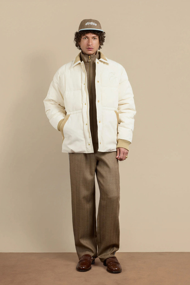 La Doudoune Matelassee (라 두두네 마트라세) 퀼팅 자켓은 가을과 겨울, 일상복으로 활용하기 좋은 아우터입니다. 화이트, 브라운 두 가지 색상으로 출시되었으며, 스포티하고 스트릿한 스타일을 연출할 수 있습니다. 퀼팅 패턴에 크롭 기장, 스냅 여밈, 레귤러핏 디자인이 돋보입니다. 코듀로이 셔츠 칼라와 파이핑 포켓, 배색 립 커프스가 특징이며, 체스트 부분에는 톤온톤 미러드 'D' 자수 디테일이 있습니다. 프리마로프트 충전재를 사용하여 두꺼운 두께감으로 보온성을 높였습니다.
