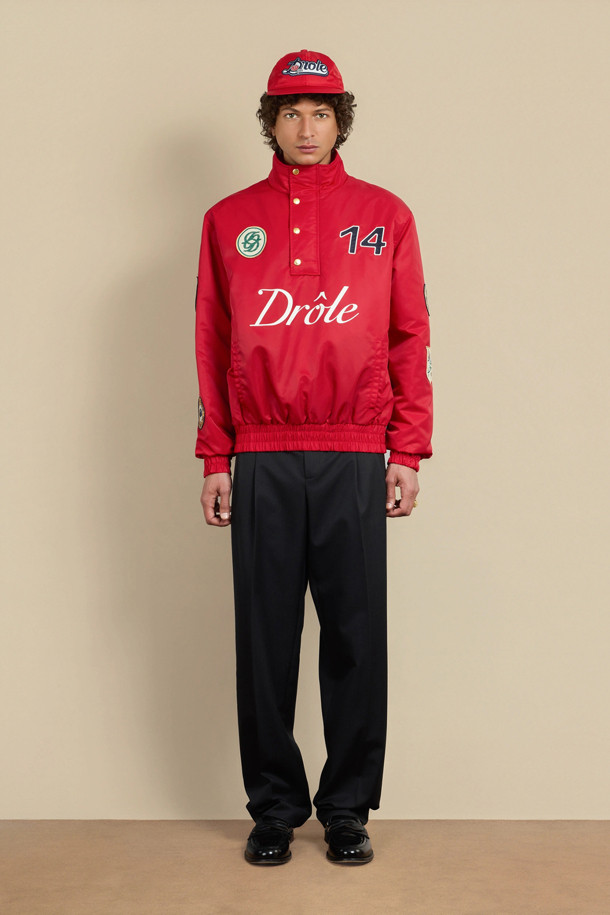 경주 재킷 (라 베스트 콩쿠르)는 일상과 여행, 산책 등 다양한 TPO에 활용하기 좋은 재킷입니다. 스포티하면서도 스트릿 무드를 연출하며, 전면에 '재미있는' 프린트와 레이싱 패치가 돋보이는 디자인입니다. 나일론 소재로 제작되어 봄, 가을에 착용하기 좋으며, 긴 소매와 레귤러핏으로 편안한 착용감을 선사합니다. 스탠드업 칼라와 히든 하프 지퍼, 4개의 음각 스냅 버튼, 밑단 및 소매 밴딩 처리로 디테일을 더했습니다. 레귤러 기장의 레드 컬러로, 개성 있는 스타일을 완성해보세요.