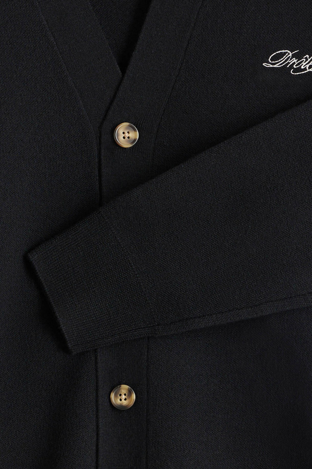 남성용 '르 카디건 우스꽝스러운'은 가을, 겨울 시즌에 어울리는 두꺼운 울 소재의 V넥 가디건입니다. 블랙 컬러에 릴랙스 핏으로 제작되어 편안한 착용감을 선사하며, 가슴 부분의 '우스꽝스러운' 자수 디테일이 돋보입니다. 일상, 출근룩, 모임룩 등 다양한 시간과 장소와 상황에 활용 가능한 캐주얼, 스트릿, 클래식 스타일의 아이템입니다. 5버튼 여밈과 리브드 트리밍으로 디자인의 완성도를 높였으며, 부드러운 촉감으로 포근하게 착용할 수 있습니다. 긴 소매 기장으로 보온성을 더했습니다.