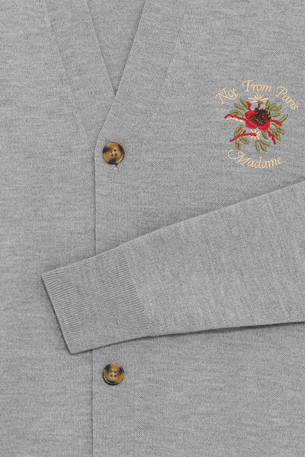 Le Cardigan Slogan Rose (르 카디건 슬로건 로즈)는 부드러운 메리노울 소재의 여성용 가을/겨울용 카디건입니다. 베이직하고 캐주얼한 스타일로, 레귤러 핏과 브이넥 디자인이 특징이며, 톤 다운된 그레이 컬러로 어떤 룩에도 쉽게 매치할 수 있습니다. 긴 소매 기장과 5개의 버튼, 골지 마감 디테일이 클래식하면서도 미니멀한 무드를 더합니다. 낮은 암홀 라인으로 편안한 착용감을 선사하며, 출근룩에 활용하기 좋습니다.
