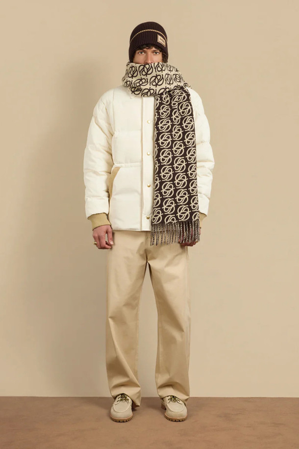 L'Echarpe Monogramme(르 샤르프 모노그램)은 D 미러 모노그램 자카드 패턴과 프린지(술) 디테일이 돋보이는 스카프입니다. 다크 브라운 컬러에 울 100% 소재로 제작되어 가을, 겨울철 따뜻하게 착용하기 좋습니다. 190cm x 35cm의 넉넉한 사이즈로, 다양한 스타일 연출이 가능합니다. 클래식, 미니멀, 시크한 스타일에 매치하여 겨울 데일리룩, 모임룩, 카페룩을 완성해보세요. 부드러운 촉감과 고급스러운 디자인으로 소장 가치를 높였습니다.
