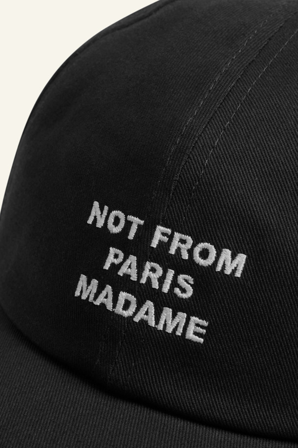 라 카스케트 슬로건 볼캡은 면 소재로 제작되어 편안한 착용감을 제공합니다. 블랙 컬러의 6패널 디자인으로, 어떤 스타일에도 쉽게 매치할 수 있습니다. 챙 넓이는 21cm이며, 금속 버클과 조절 가능한 스트랩으로 핏을 조절할 수 있습니다. NFPM 슬로건 자수와 드롤 로고가 포인트로 들어가 캐주얼하고 미니멀한 무드를 연출합니다. 산책룩, 여행룩 등 다양한 TPO에 활용하기 좋은 데일리 아이템입니다.