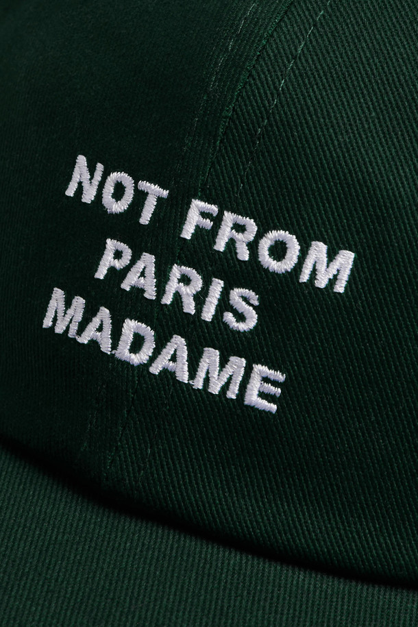 라 카스케트 슬로건 볼캡은 산책룩, 봄 소풍룩에 어울리는 캐주얼, 미니멀, 클래식 스타일의 모자입니다. 면 소재로 제작되어 봄, 여름, 가을 계절에 착용하기 좋으며, 그린 컬러로 포인트를 더했습니다. 6패널 디자인에 21cm 챙 넓이로 제작되었으며, 금속 버클과 조절 가능한 스트랩으로 편안한 착용감을 제공합니다. 모자 전면에는 NFPM 슬로건 자수와 우스꽝스러운 로고가 디자인되어 포인트를 더했습니다. 일상에서 개성 있는 스타일을 연출해보세요.