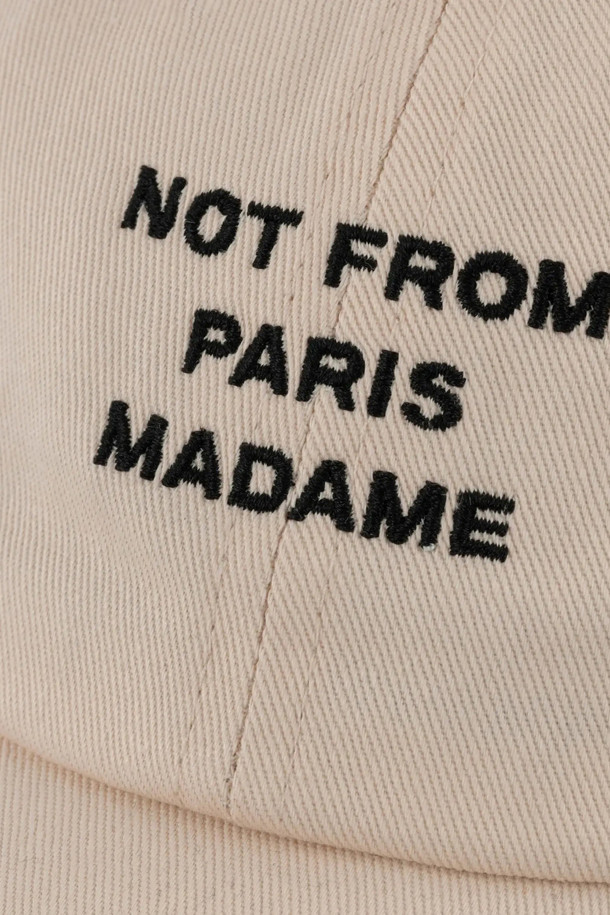 라 카스케트 슬로건 볼캡은 캐주얼, 미니멀, 클래식 스타일을 즐겨 입는 분들을 위한 모자입니다. 산책룩이나 봄 소풍룩에 잘 어울리며, 베이지 컬러의 면 소재로 제작되어 편안한 착용감을 선사합니다. 6패널 구조에 14cm 깊이, 21cm 챙 넓이로 안정적인 핏을 제공하며, NFPM 슬로건 자수와 드롤 로고, 금속 버클과 조절 스트랩 디테일로 포인트를 더했습니다. 로고 자수가 돋보이는 디자인으로, 데일리룩에 개성을 더할 수 있는 아이템입니다.