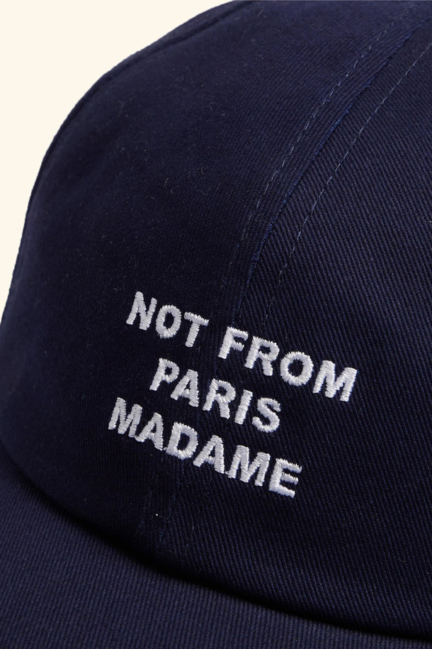 "라 까스께뜨 슬로건 (라 까스께뜨 슬로건)" 볼캡은 네이비 컬러의 공용 모자입니다. 봄, 여름, 가을 계절에 착용하기 좋으며, 면 소재로 제작되어 편안한 착용감을 제공합니다. 6패널 디자인에 "NFPM" 슬로건과 드롤 로고 자수가 포인트로 들어가 캐주얼하고 미니멀한 스타일을 연출합니다. 여행룩, 산책룩 등 다양한 TPO에 활용 가능하며, 금속 버클로 사이즈 조절이 용이합니다.