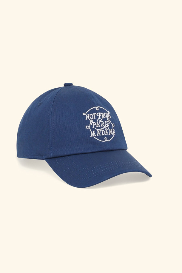 라 카스케트 슬로건 트헤스는 네이비 컬러의 면 소재 캡입니다. 앞면에는 "재미있는" 자수 장식이, 뒷면에는 사이즈 조절이 가능한 스트랩과 'D' 미러 각인 메탈 버클이 돋보입니다. 플랫 챙과 6패널 디자인으로 캐주얼, 미니멀, 클래식 스타일을 연출하기 좋습니다. 동네 마실룩, 산책룩, 여행룩 등 다양한 상황에 활용하여 멋스러운 스타일을 완성해보세요.