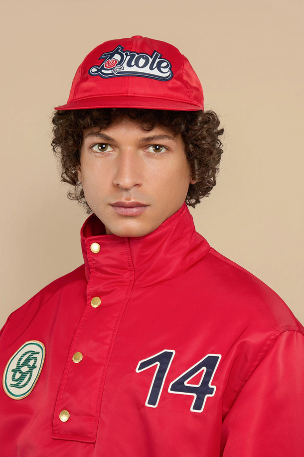 재미있는 분홍 모자 (라 카스켓트 드롤 로즈) 베이스볼 캡은 봄, 여름, 가을 계절에 캐주얼, 미니멀, 스트리트 스타일을 연출하기 좋은 모자입니다. 나일론 소재로 제작되었으며, 6패널 구조에 21cm 챙 넓이로 디자인되었습니다. 챙 앞면에는 재미있는 꽃 자수, 뒷면에는 꽃 자수 디테일이 있으며, 메탈 버클과 조절 가능한 스트랩으로 핏을 조절할 수 있습니다. 일상, 동네 마실, 산책, 여행 시 포인트 아이템으로 활용하여 개성 있는 스타일을 완성해보세요.